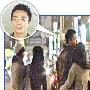 大S汪小菲街头拥吻 当`贤妻`给老公系鞋带(图)