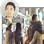 大S汪小菲街头拥吻 当贤妻给老公绑鞋带(图)