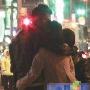 大S汪小菲街头拥吻 “贤妻”给老公系鞋带(图)