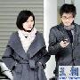 韩寒陪妻子挑车 金丽华产后亮相身材恢复很好