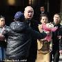 赵薇遇男粉丝献花示爱 保镖护驾一脸尴尬(组图)