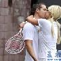希尔顿超短裙约男友打网球 不避讳公开热吻(图)