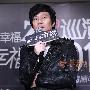 郑钧西安亮相人气火爆 粉丝争抢拥抱合影(组图)