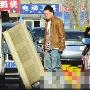 何洁释小龙机场被拍 亲密亮相居家感十足(图)