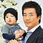 权相佑两岁儿子近照曝光 戴黑帽表情憨厚(图)