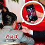 李亚鹏手机桌面放爱女照 李嫣曝光(组图)