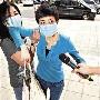 徐怀钰戴口罩登法院 遇媒体黑面力推麦克风(图)