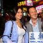 施耐德难忘台湾美食滋味 携新婚妻子游夜市(图)