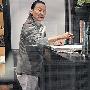 谢贤获谢霆锋夸赞心情好 摘墨镜露衰老真容(图)