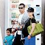 赵文卓“一家四口”逛街 其妻已有6个月身孕