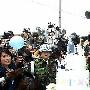 组图：韩国人气男星赵寅成退伍 百名粉丝迎接