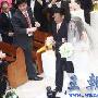范玮琪在父亲陪伴下现身 黑人喜迎新娘(组图)
