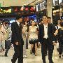 组图：章子怡亮相获众人护驾 躲避狗仔偷拍