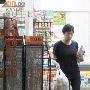 吴绮莉带小龙女回港生活 穿便装半夜买泡面(图)