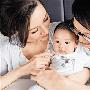 李嘉欣全家福曝光 否认与婆婆因百日宴闹僵(图)