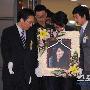 组图：韩国自杀美女主播出殡 亲友痛哭送故人