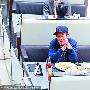 陈冠希与友进餐手舞足蹈 风骚耍酷心情好(组图)