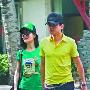 谢娜张杰戴情侣帽享下午茶 疑为大婚购新房