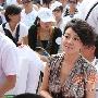 闫妮亮相世园会 与残障儿童携手游世园(组图)