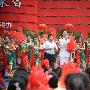 宋祖英演出遭男子非礼 搂肩不放求合影(组图)