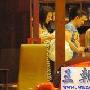 郝蕾外出就餐卷发睡衣现身 新男友疑似曝光(图)