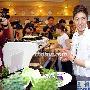 组图：金贤重变身咖啡王子 为粉丝亲手调制咖啡