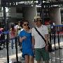 李湘宽松衣衫难遮双下巴 轻抚老公秀恩爱(组图)