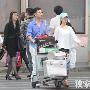 周冬雨潮人打扮回京 三名跟班排场大(组图)