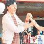 郑元畅热情为女粉丝按摩 面红耳赤尴尬不已(图)