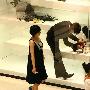 高圆圆穿宽松衣逛街疑似怀孕 挺肚逛街(组图)