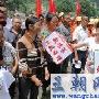 刘媛媛入川慰问“生命线”抢修 向官兵敬礼(图)