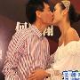 52岁邓建国与19岁娇妻当众热吻(组图)