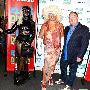 Lady Gaga妆容雷人 男粉丝穿生肉装致敬(组图)