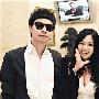 苍井空低胸白裙现身韩国 做心形手势卖萌(图)