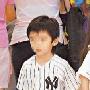 张柏芝为幼子换尿片 Ouintus会走路玩篮球(图)