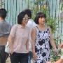 闫妮驾百万豪车出行 贵妇范儿会友(组图)