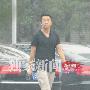 汪小菲撇大S独打高尔夫 脸色阴沉心事重(组图)