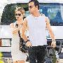 安妮斯顿为男友细心按摩 传年底密谋结婚(图)