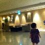 赵薇老公再发爱女新照 小背影乖巧可爱(组图)