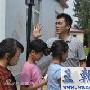 许亚军接送孩子看戏 陶虹张澍充当讲解员(图)