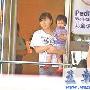 钟丽缇离婚后亮相 素颜带爱女看医生(图)