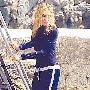麦当娜沙滩全身黑衣紧裹 旁观男友与女儿戏水