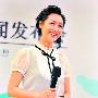 朱茵呼吁保护小动物 学生装亮相拒谈星爷(图)