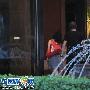 梁家辉留须现身北京 与一女子同返公寓(组图)