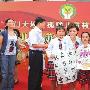 杨澜探望残疾儿童：做慈善不应气馁止步(图)