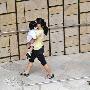 陈慧琳潮妈范儿送子上学 为免高调刻意保持距离