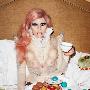 LadyGaGa五假奶搞怪造型拍照 喝恐怖下午茶(图)