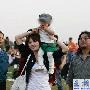 高晓松妻子携女昨晨狱中探视 中秋节三口团圆
