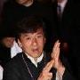 成龙抱熊猫公仔表情逗趣 现场呼吁关注公益(图)
