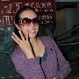 莫文蔚新婚独自返港 心情不错大秀婚戒(组图)